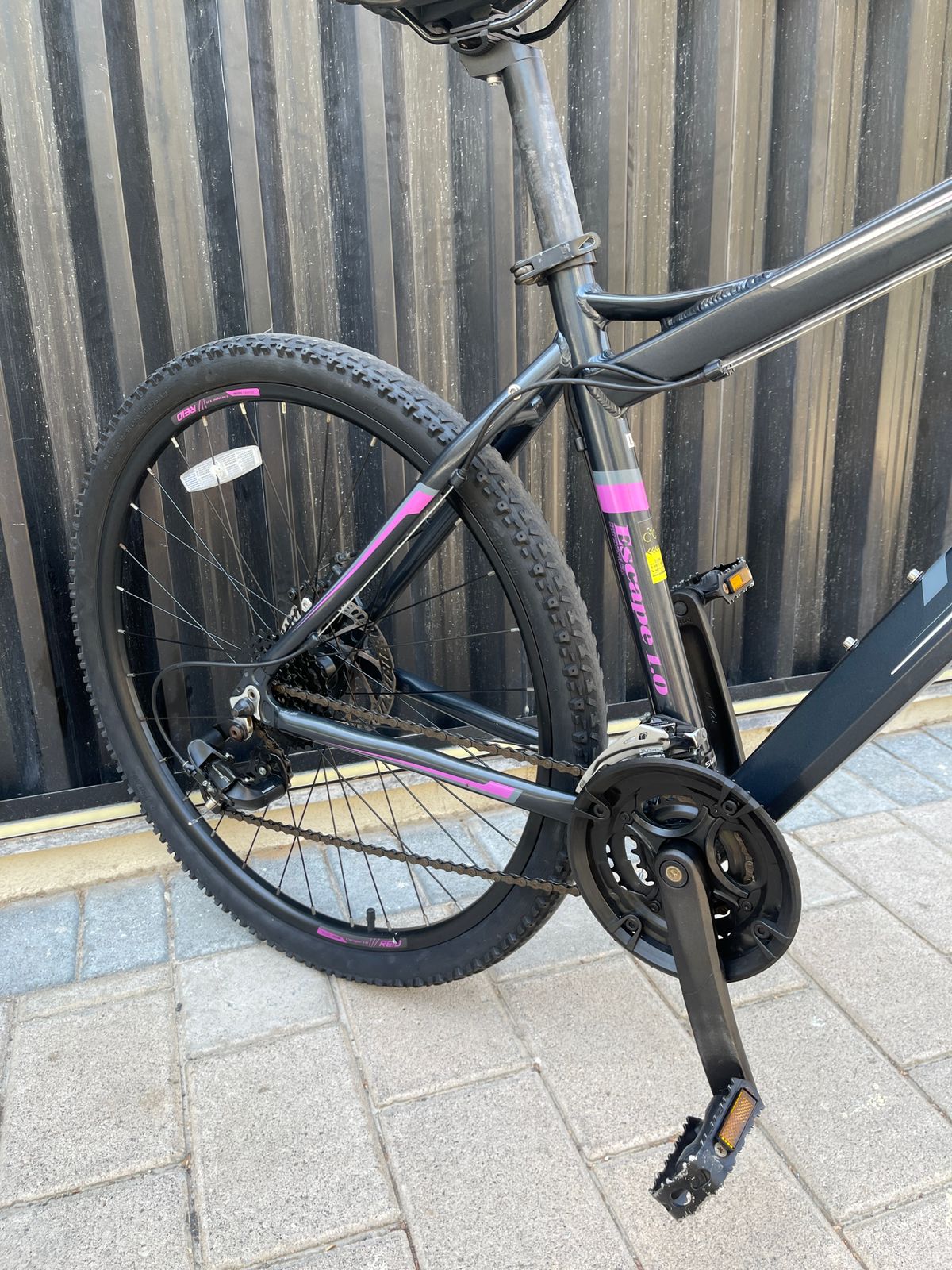 Reid 27.5 inch: Stylish Black/Pink Design, Lightweight Aluminum Frame, 24-Speed Precision with Shimano Tourney GroupSet