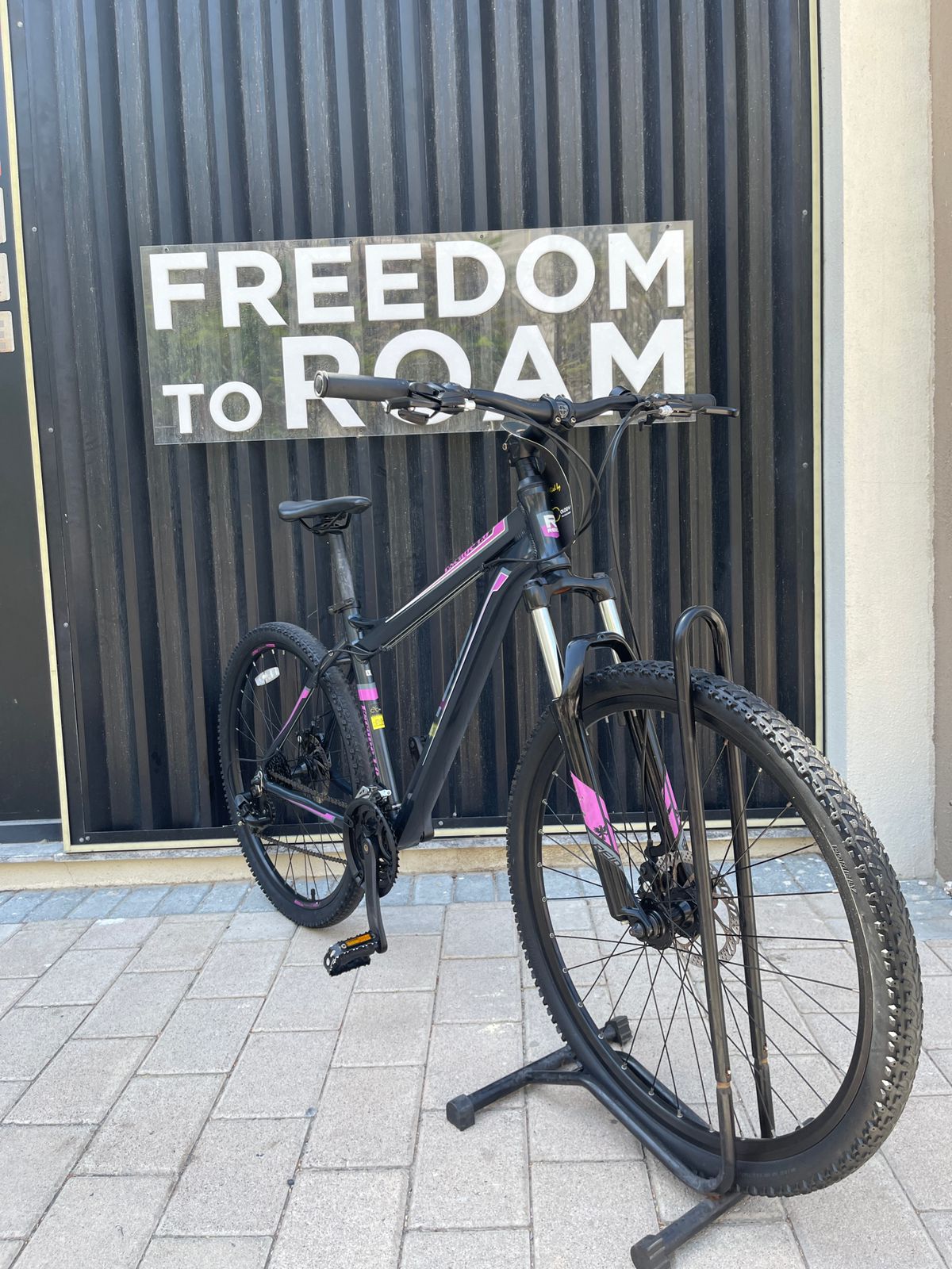 Reid 27.5 inch: Stylish Black/Pink Design, Lightweight Aluminum Frame, 24-Speed Precision with Shimano Tourney GroupSet
