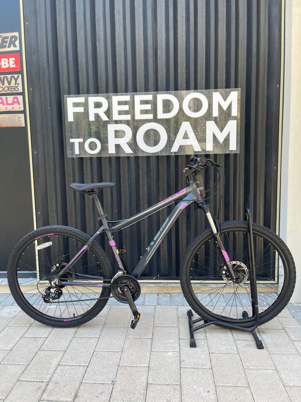 Reid 27.5 inch: Stylish Black/Pink Design, Lightweight Aluminum Frame, 24-Speed Precision with Shimano Tourney GroupSet